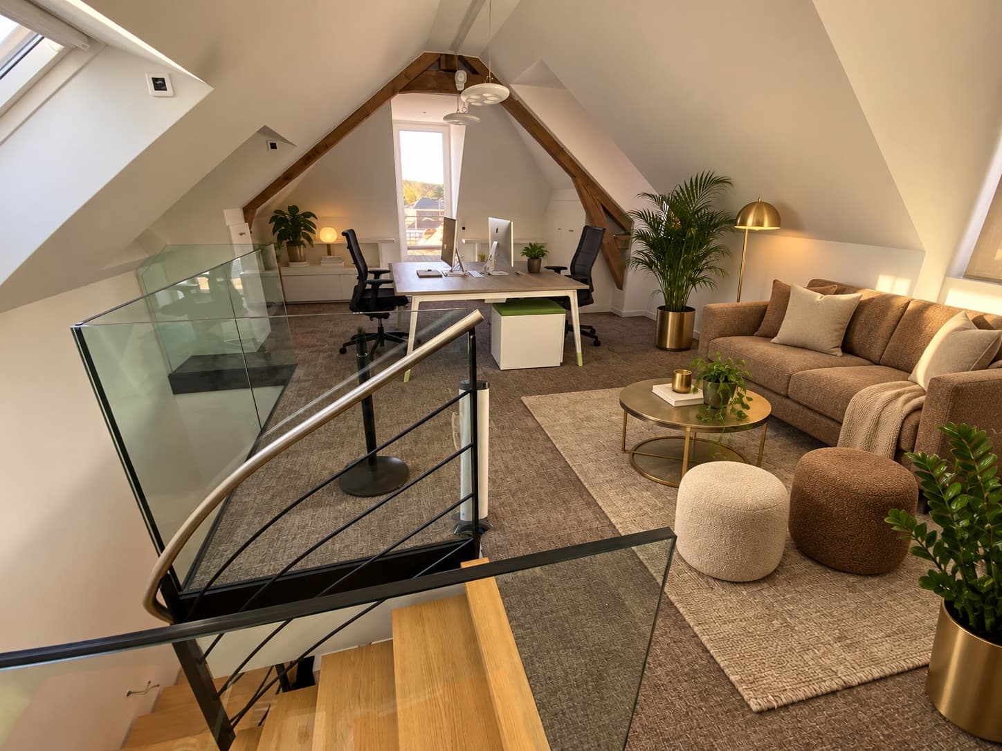 Another view of the attic, from the glass staircase: the lounge, the jute rug and the desks under the roof structure.